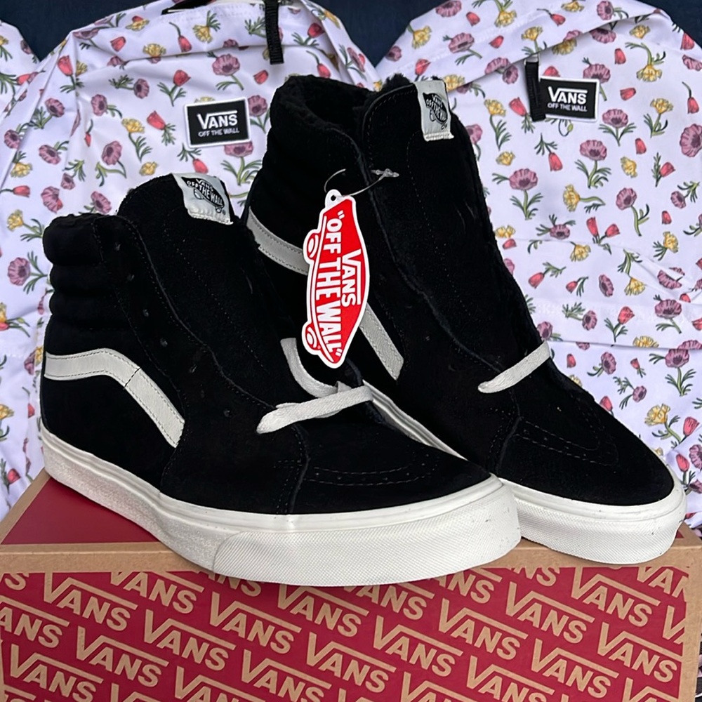 Vans Men’s Sk8-Hi
Cozy Hug Black
VN0A7Q5NBLK
Sneakers - Picture 4 of 16